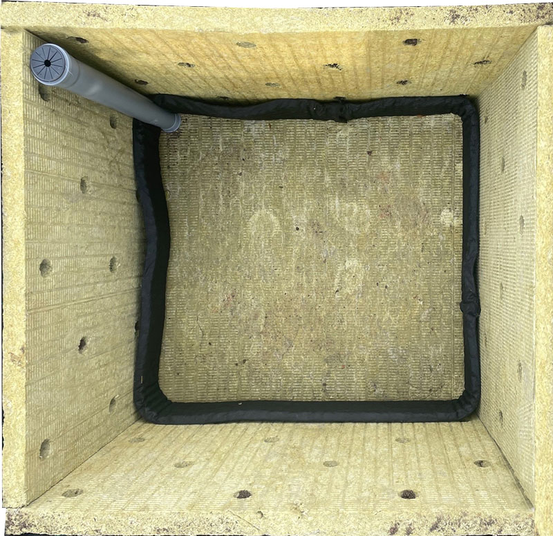 Wasserspeichermatte mit Transferöffnungen Wasserspeichermatte mit Transferöffnungen